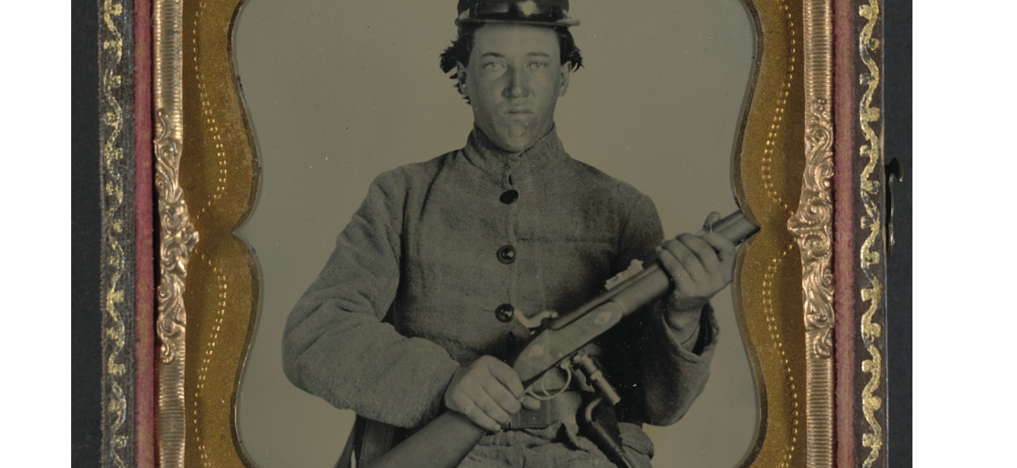 Nieznany żołnerz w munudrze piechura wojsk Stanów Skonfederowanych pozuje z karabinem Enfield Pattern 1853 (Biblioteka Kongresu USA)