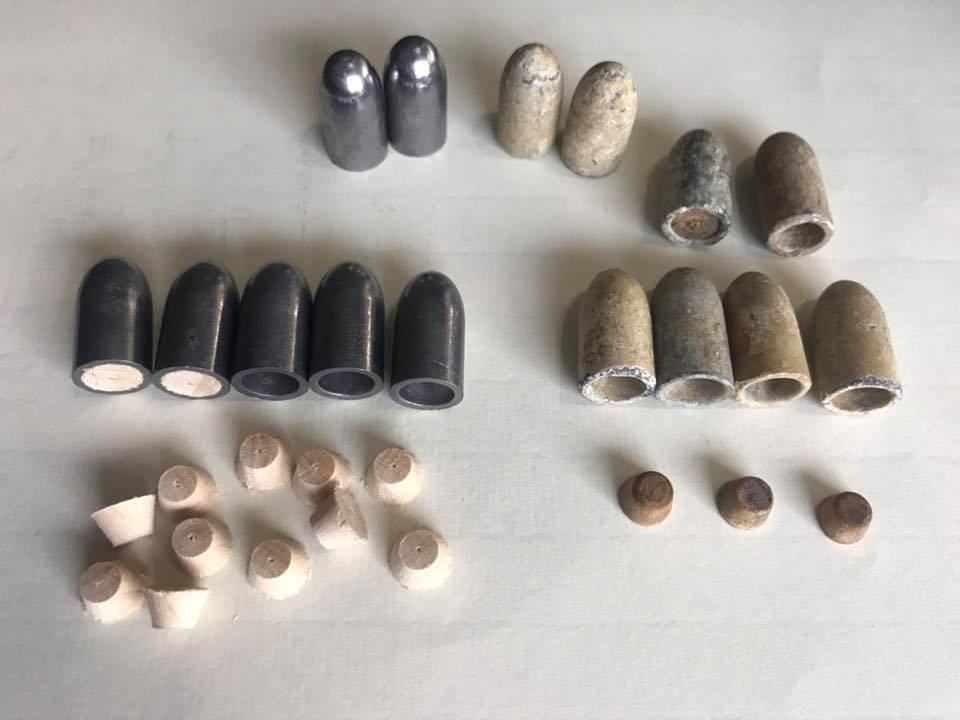 z prawej oryginalne, z lewej strony współczesne pociski Prichetta kaliber 0,575 cala do karabinów Enfield pattern 1853 (źródło -Papier Cartridges)