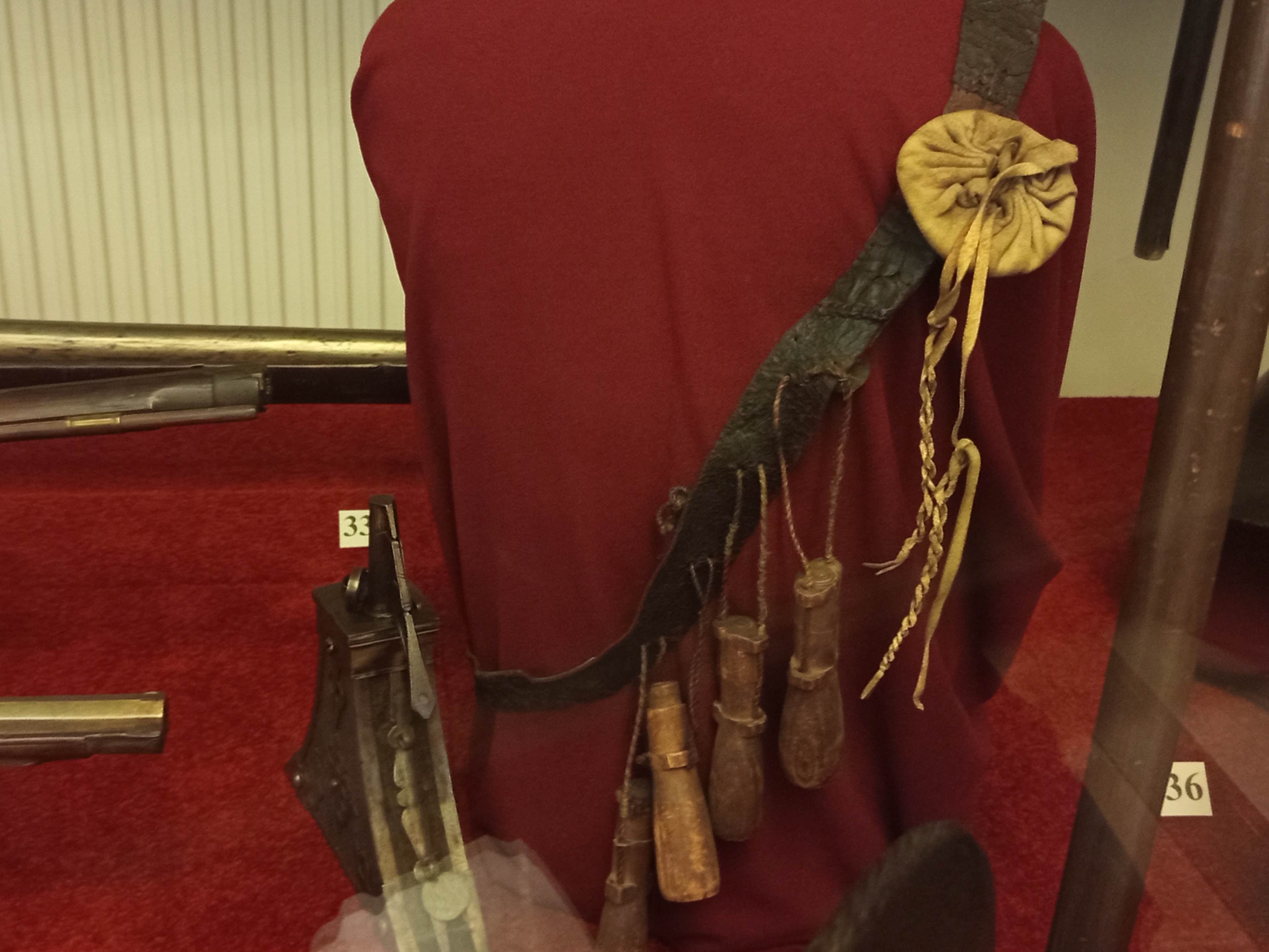 Prochownica muszkieterska oraz bandolier z apostolami i mieszkiem na kule. (ekspozycja Wielkopolskiego Muzeum Wojskowego w Poznaniu)