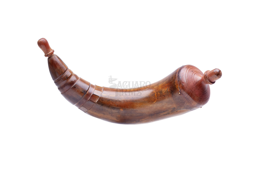 Róg na proch z drewnianą końcówką.